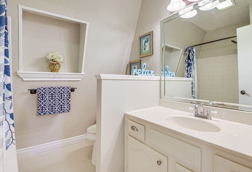 Newly Remodeled Lakefront Granbury Escape W/ Dock!