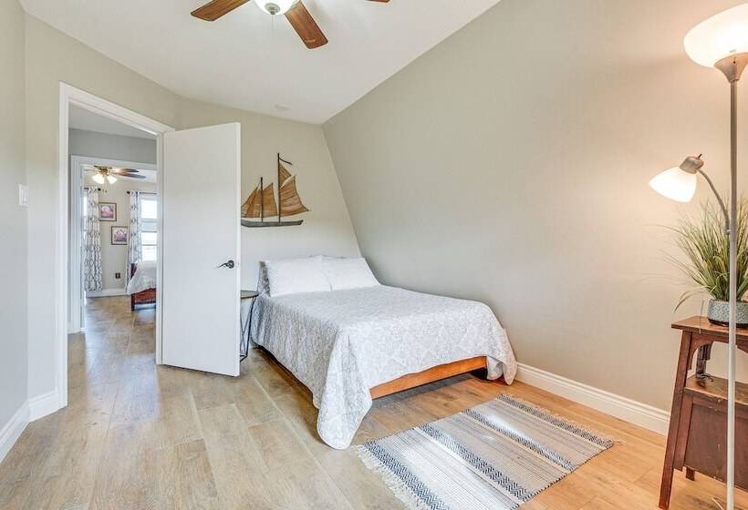 Newly Remodeled Lakefront Granbury Escape W/ Dock!