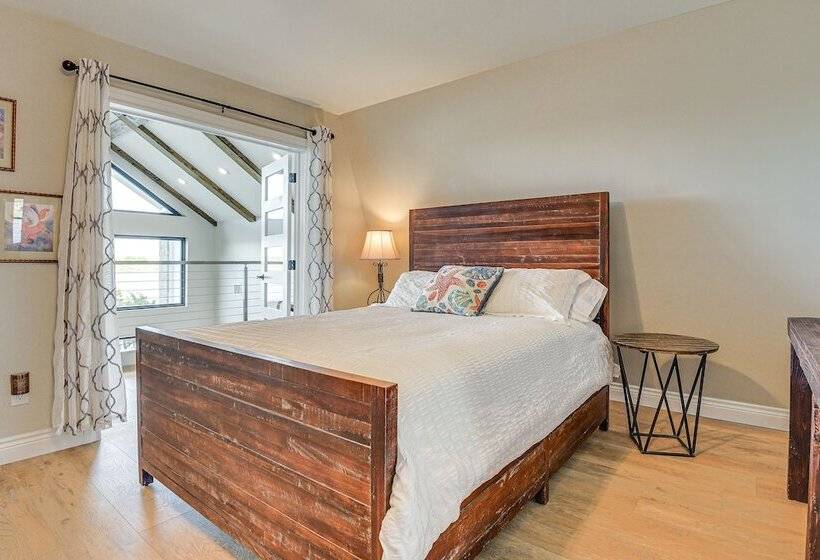 Newly Remodeled Lakefront Granbury Escape W/ Dock!