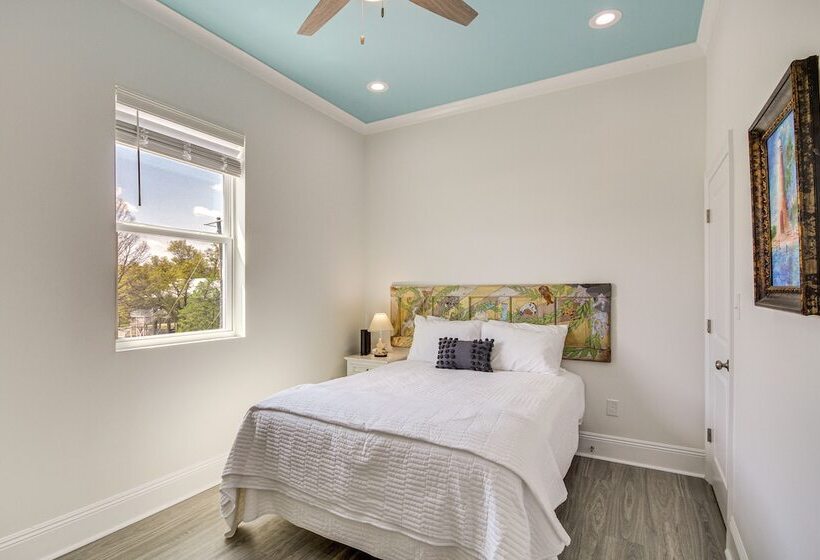 Long Beach Home W/ Views & On Site Beach Access!