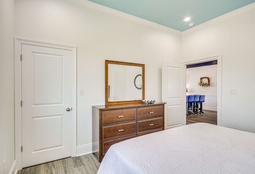 Long Beach Home W/ Views & On Site Beach Access!