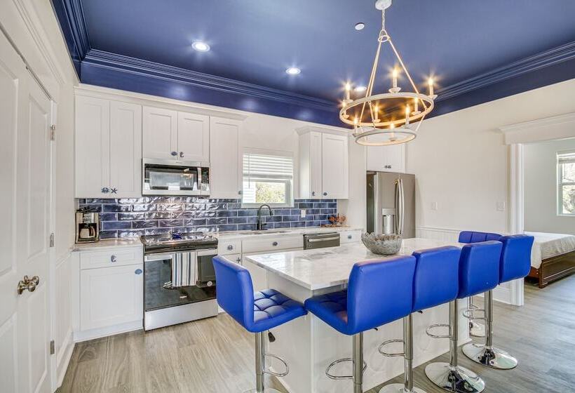 Long Beach Home W/ Views & On Site Beach Access!