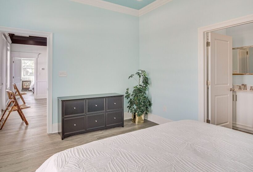 Long Beach Home W/ Views & On Site Beach Access!