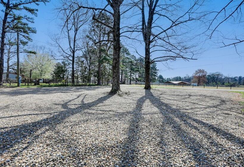 Lovely Broken Bow Cottage W/ Hot Tub & Fire Pit!