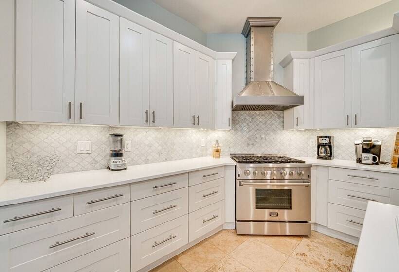 Luxurious Davenport Home W/ Large Pool & Hot Tub!