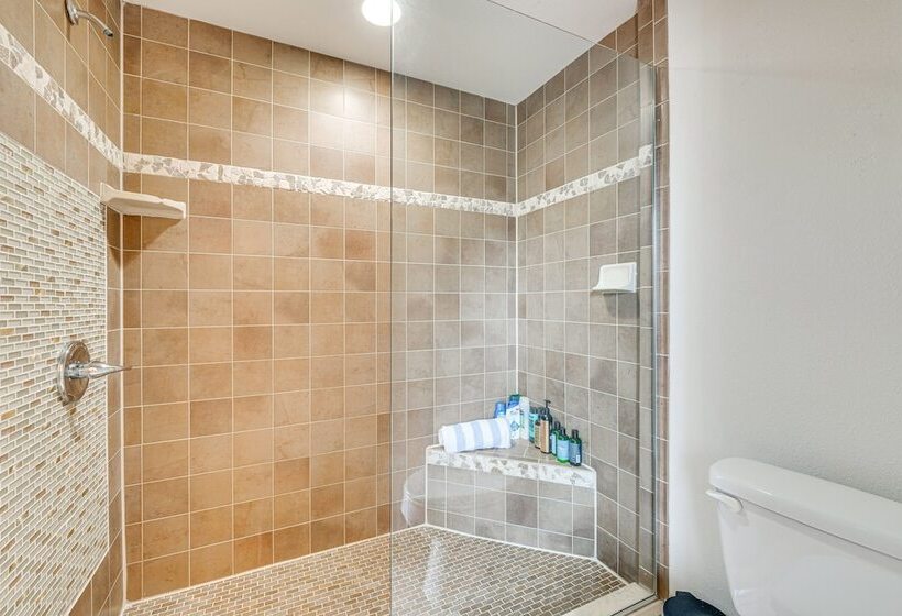 Luxurious Davenport Home W/ Large Pool & Hot Tub!