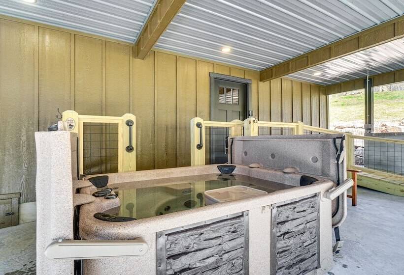 Modern Cabin W/ Hot Tub: Near Tail Of The Dragon!