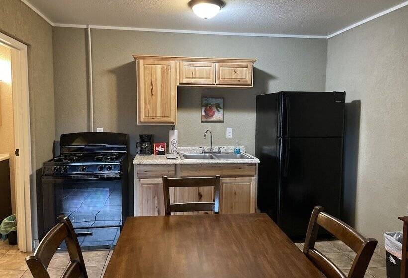 汽车旅馆  Village Inn