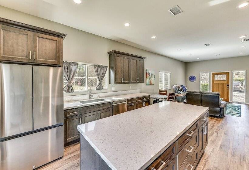 Peaceful Riverside Home W/ Patio, 7 Mi To Downtown