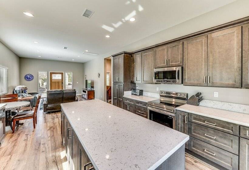 Peaceful Riverside Home W/ Patio, 7 Mi To Downtown