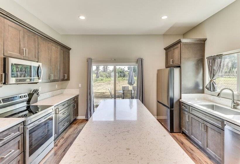 Peaceful Riverside Home W/ Patio, 7 Mi To Downtown