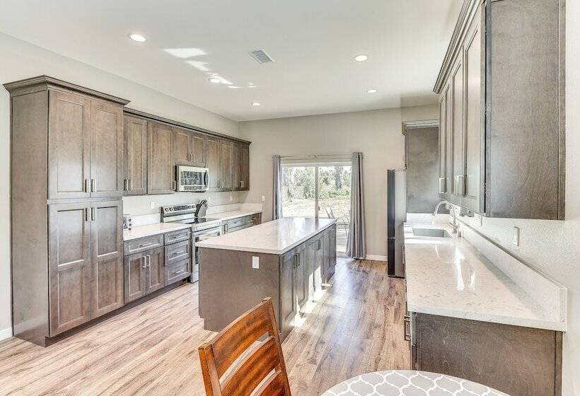 Peaceful Riverside Home W/ Patio, 7 Mi To Downtown