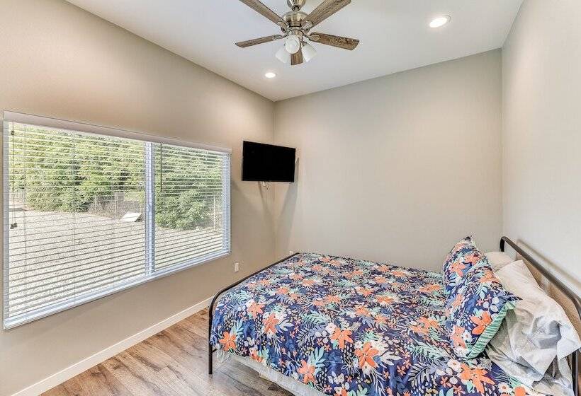 Peaceful Riverside Home W/ Patio, 7 Mi To Downtown