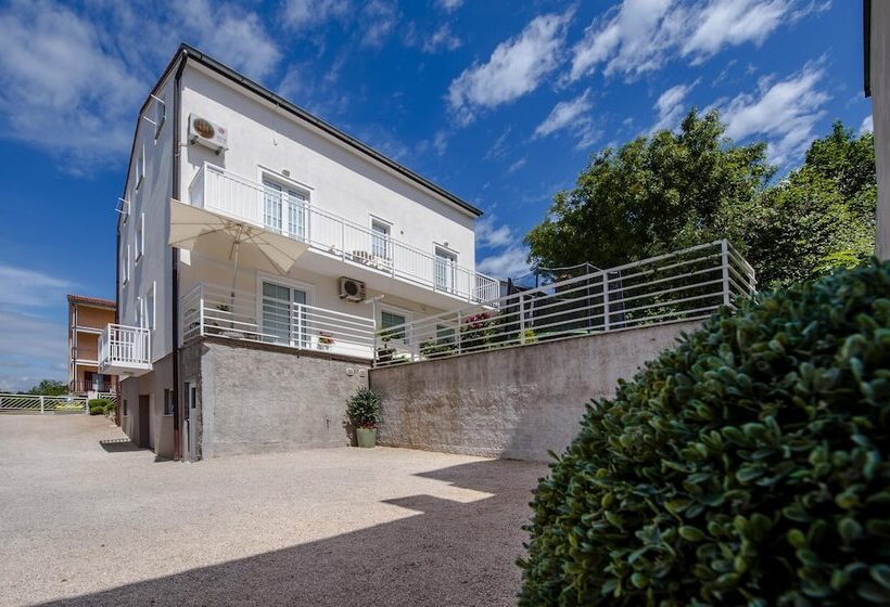 بنسيون Apartments And Room Marko