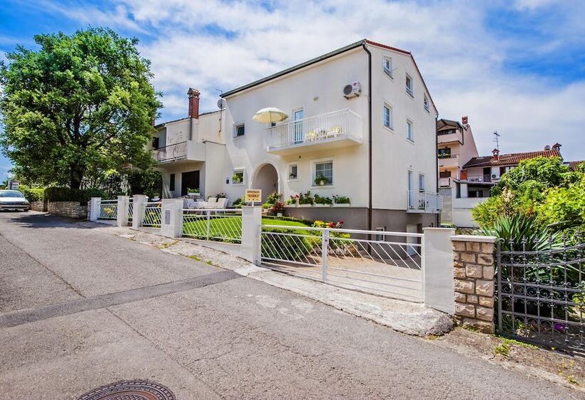 פנסיון Apartments And Room Marko