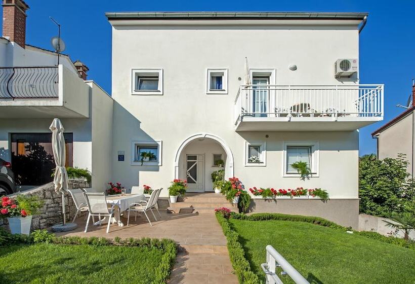 بنسيون Apartments And Room Marko