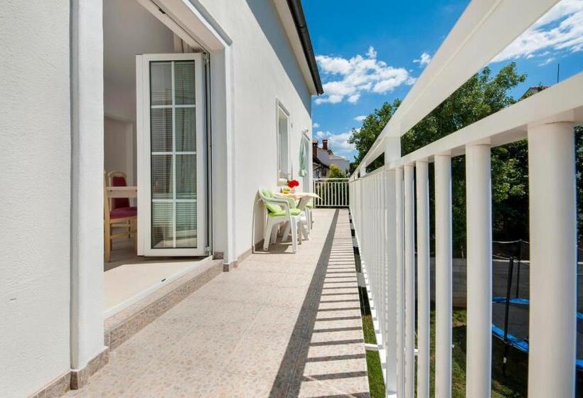 פנסיון Apartments And Room Marko