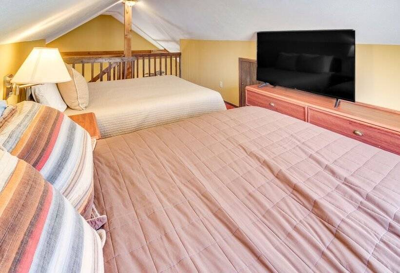 Pet Friendly Byrdstown Cottage W/ Deck & Fire Pit!