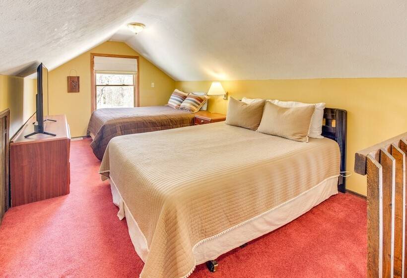 Pet Friendly Byrdstown Cottage W/ Deck & Fire Pit!