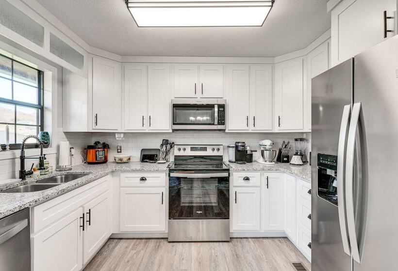 Pet Friendly Countryside Haven Near Cherokee Lake!