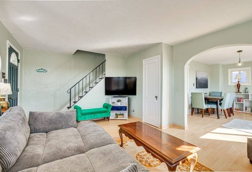 Pet Friendly Pittsburgh Home: 3 Mi To Downtown!