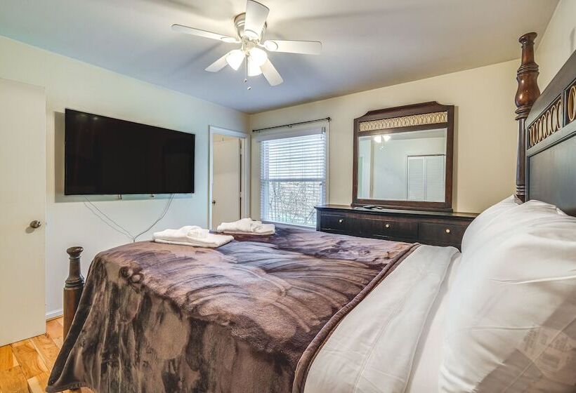 Pet Friendly Roanoke Home W/ Fire Pit + Grill!