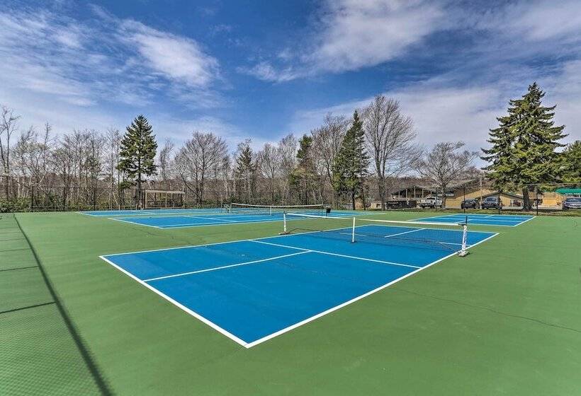 Pet Friendly Tobyhanna Escape Near Hiking & Skiing