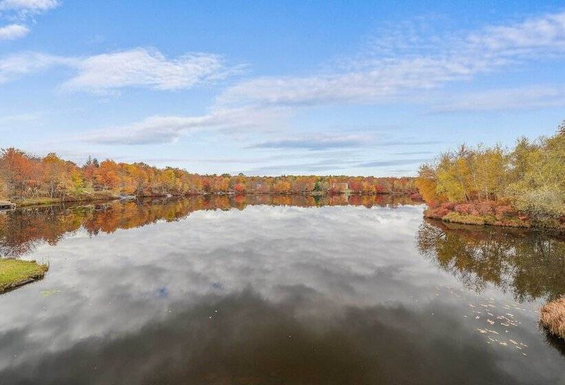 Poconos Resort Home In Emerald Lakes: Pool Access!
