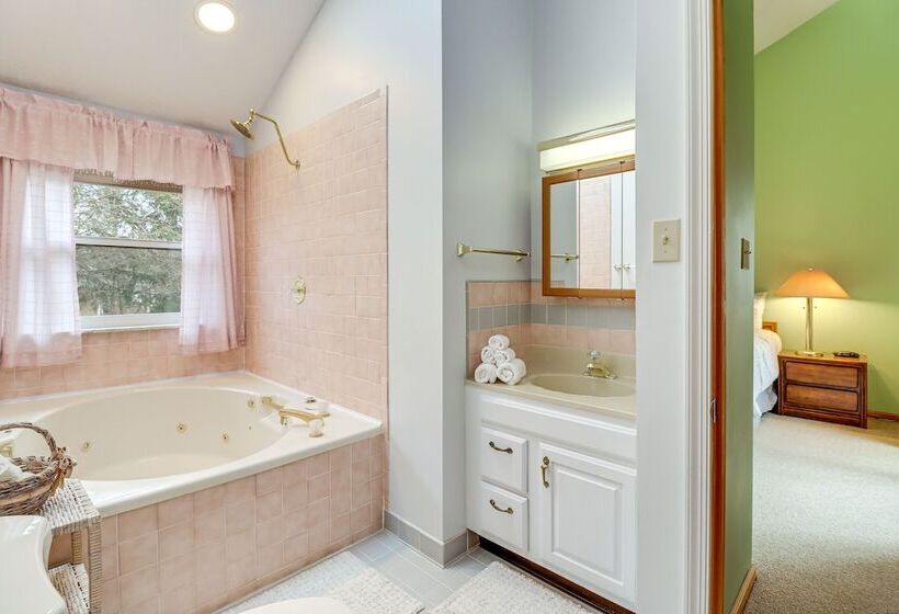 Poconos Resort Home In Emerald Lakes: Pool Access!