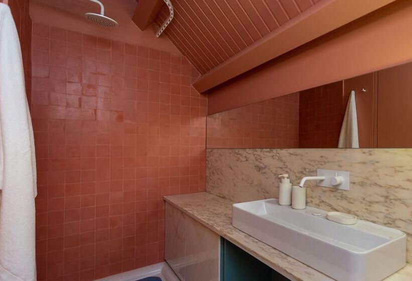 Pombaline Building V. Real Santo António