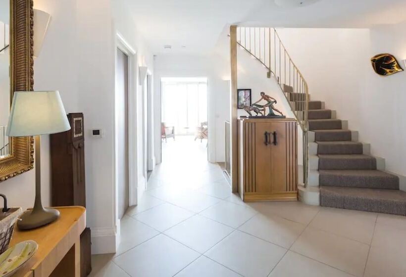 إقامة Captivating 7 Bed House In Bristol