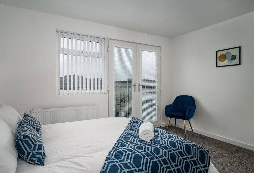 إقامة Immaculate 5 Bed House In Leeds