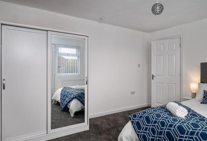 إقامة Immaculate 5 Bed House In Leeds