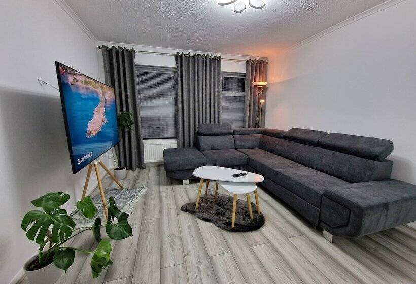 اقامتگاه Modern And Spacious 3 Bedrooms Family House