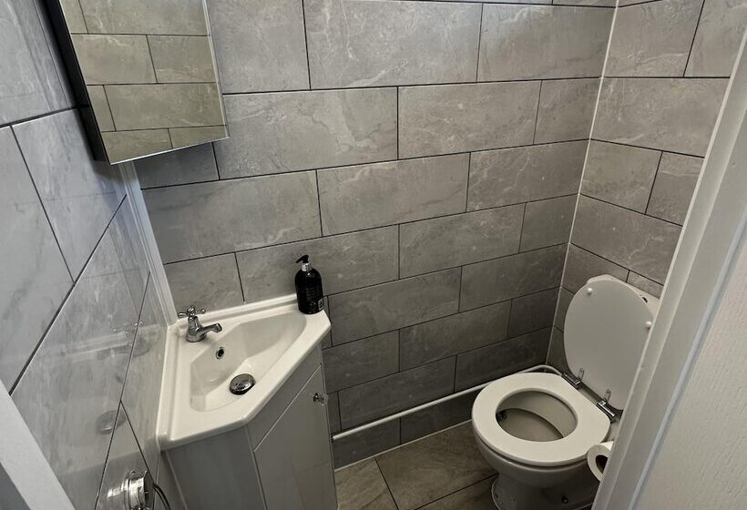 اقامتگاه Modern And Spacious 3 Bedrooms Family House