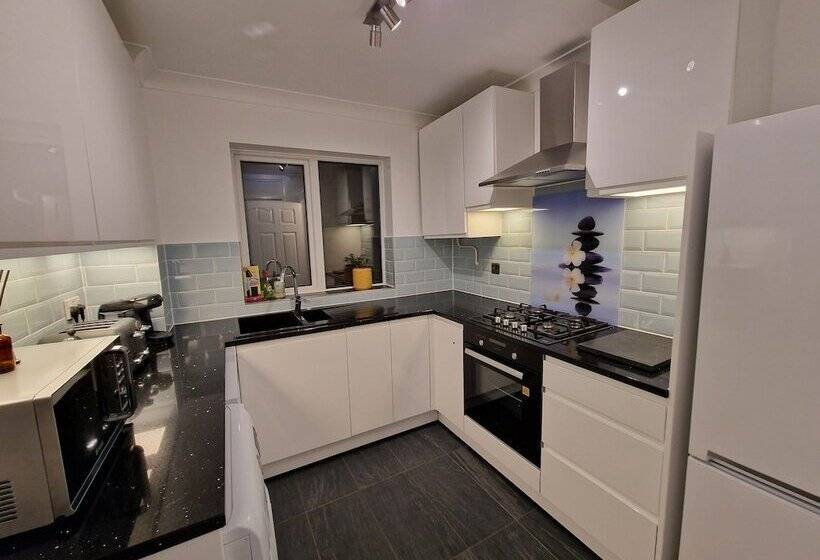 اقامتگاه Modern And Spacious 3 Bedrooms Family House