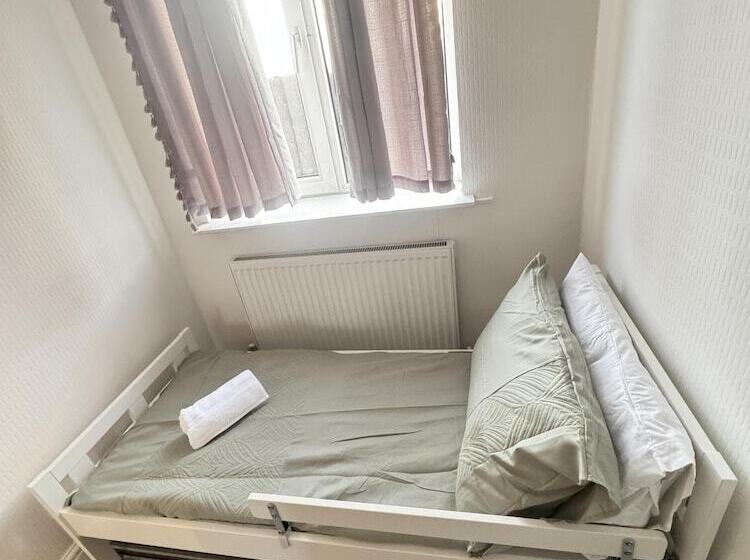 إقامة Leeds   3 Bedrooms   1bathroom   Parking   Wifi