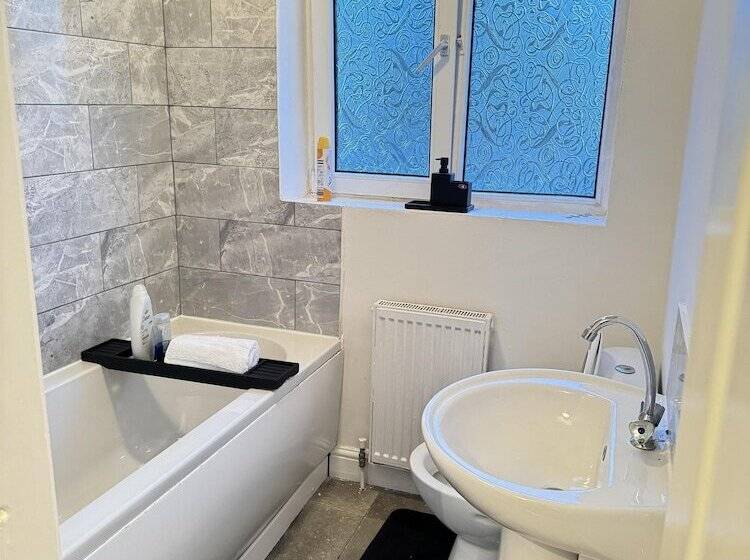 住所  Leeds   3 Bedrooms   1bathroom   Parking   Wifi