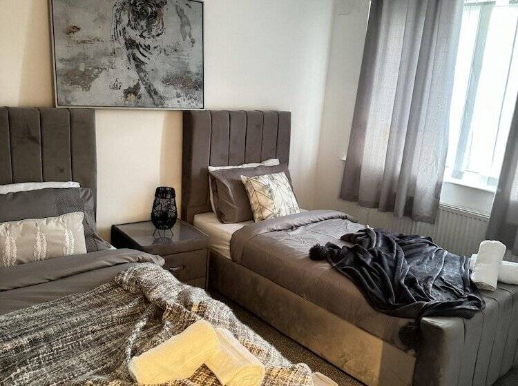 إقامة Leeds   3 Bedrooms   1bathroom   Parking   Wifi