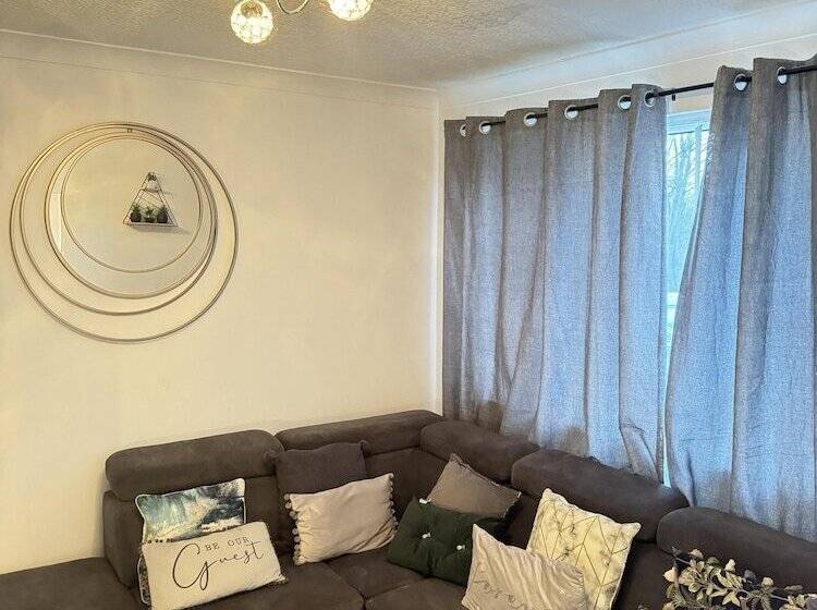 إقامة Leeds   3 Bedrooms   1bathroom   Parking   Wifi