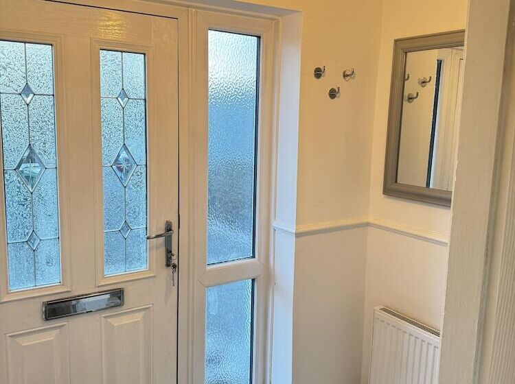 住所  Leeds   3 Bedrooms   1bathroom   Parking   Wifi