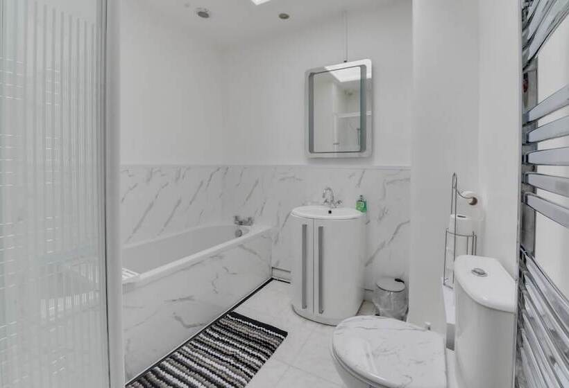 레지던스 Remarkable 3 Bed House In Middleton Manchester