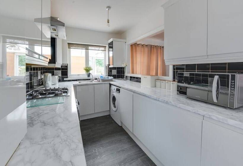 住所  Remarkable 3 Bed House In Middleton Manchester