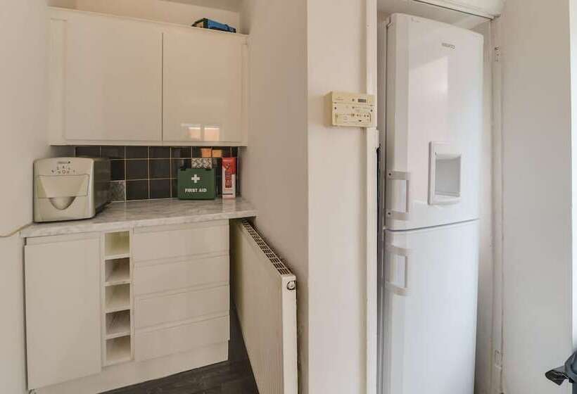 레지던스 Remarkable 3 Bed House In Middleton Manchester