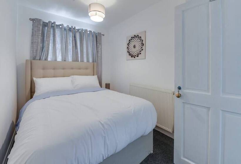 레지던스 Remarkable 3 Bed House In Middleton Manchester