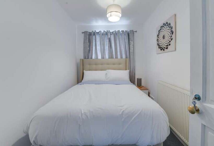 레지던스 Remarkable 3 Bed House In Middleton Manchester