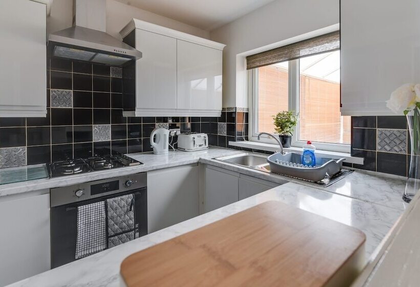 레지던스 Remarkable 3 Bed House In Middleton Manchester