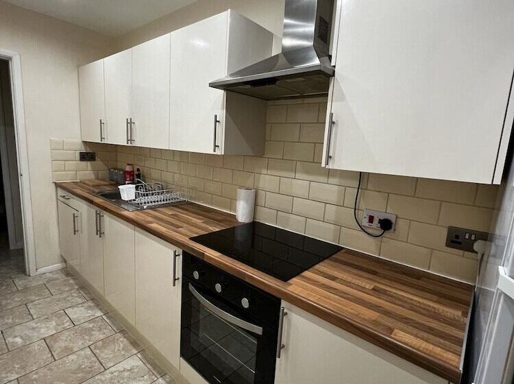 إقامة Stunning 3 Bed House In Nottingham