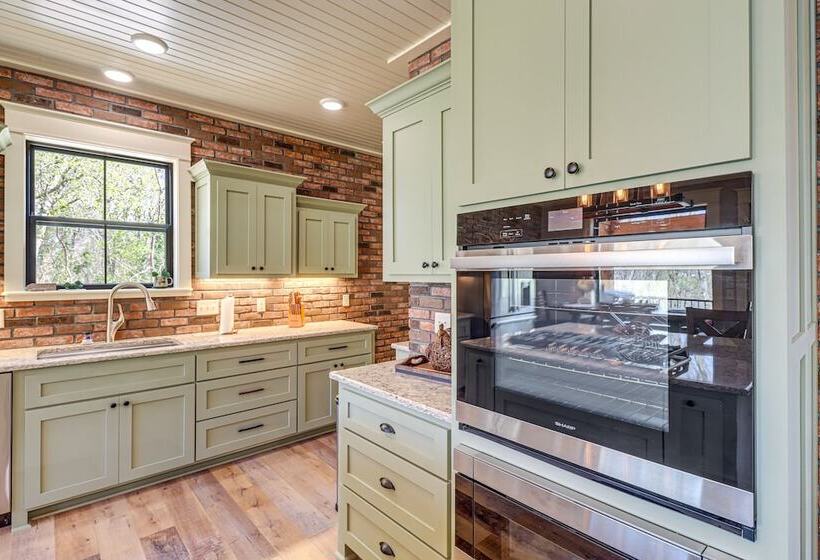 Riverfront Mountain View Cabin W/ Deck & Grill!