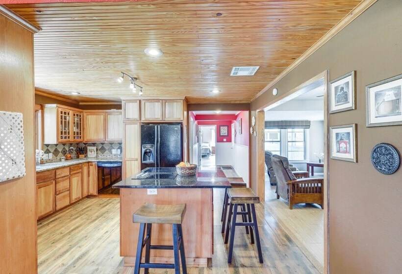 Riverside Texas Retreat W/ Wraparound Porch!